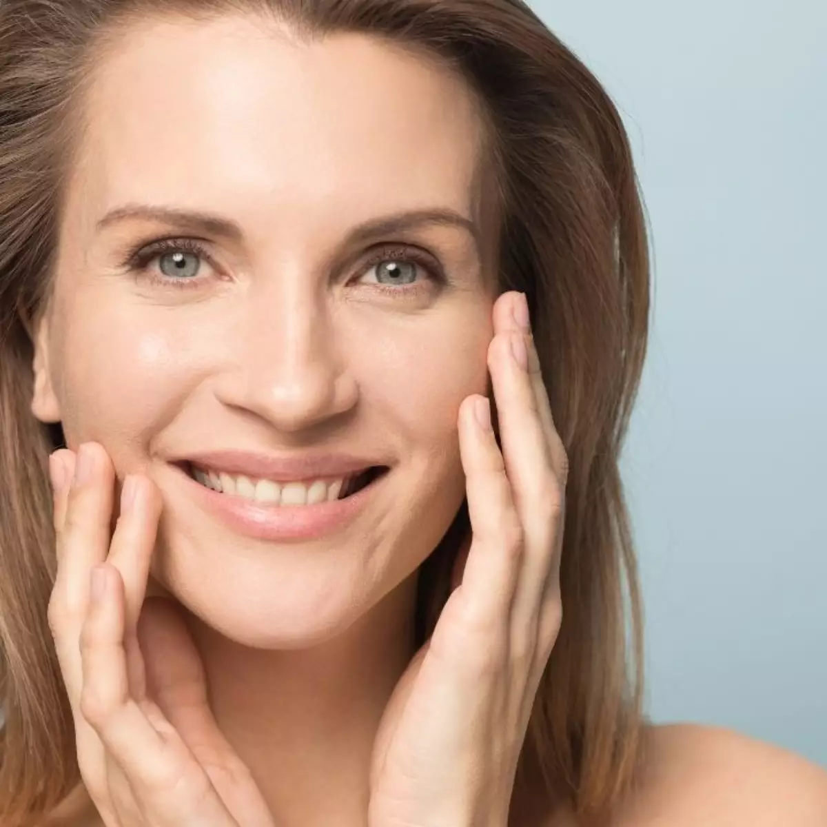 Mulher com pele rejuvenescida usando Revitta Beauty